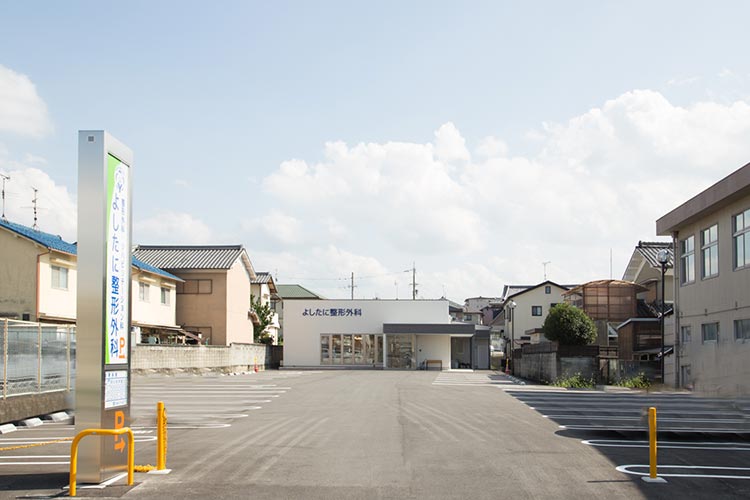 クリニック前 専用駐車場写真